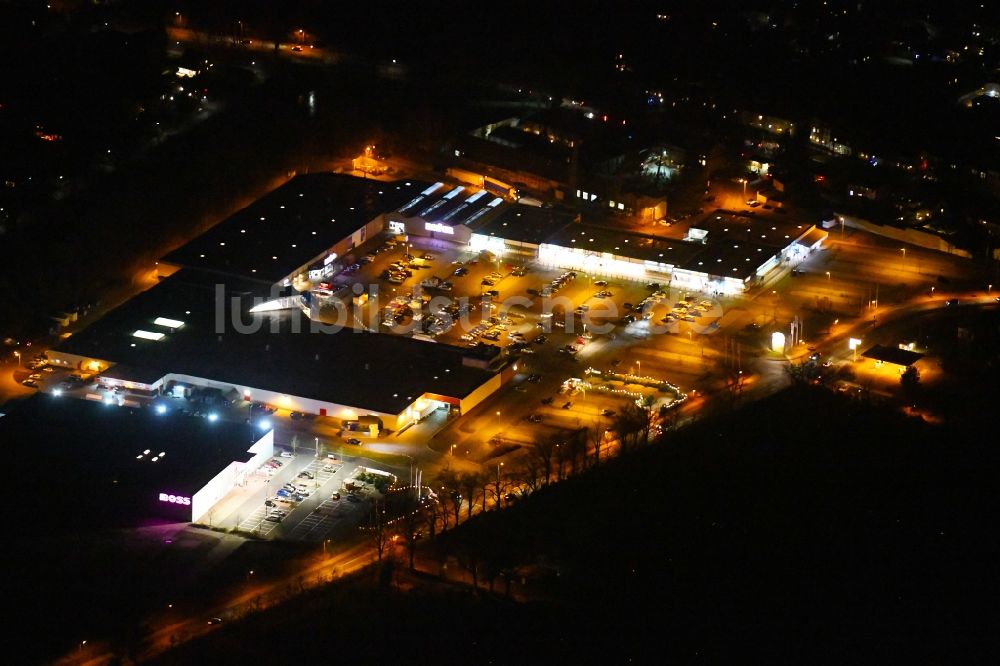 Oranienburg bei Nacht von oben - Nachtluftbild Einkaufs- Zentrum in Oranienburg im Bundesland Brandenburg, Deutschland