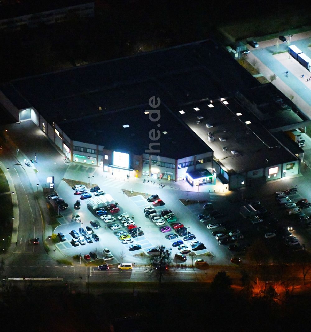 Nacht-Luftaufnahme Strausberg - Nachtluftbild Einkaufs- Zentrum mit Parkplatz an der Kreuzung Hohensteiner Chaussee - Otto-Grotewohl-Ring in Strausberg im Bundesland Brandenburg, Deutschland