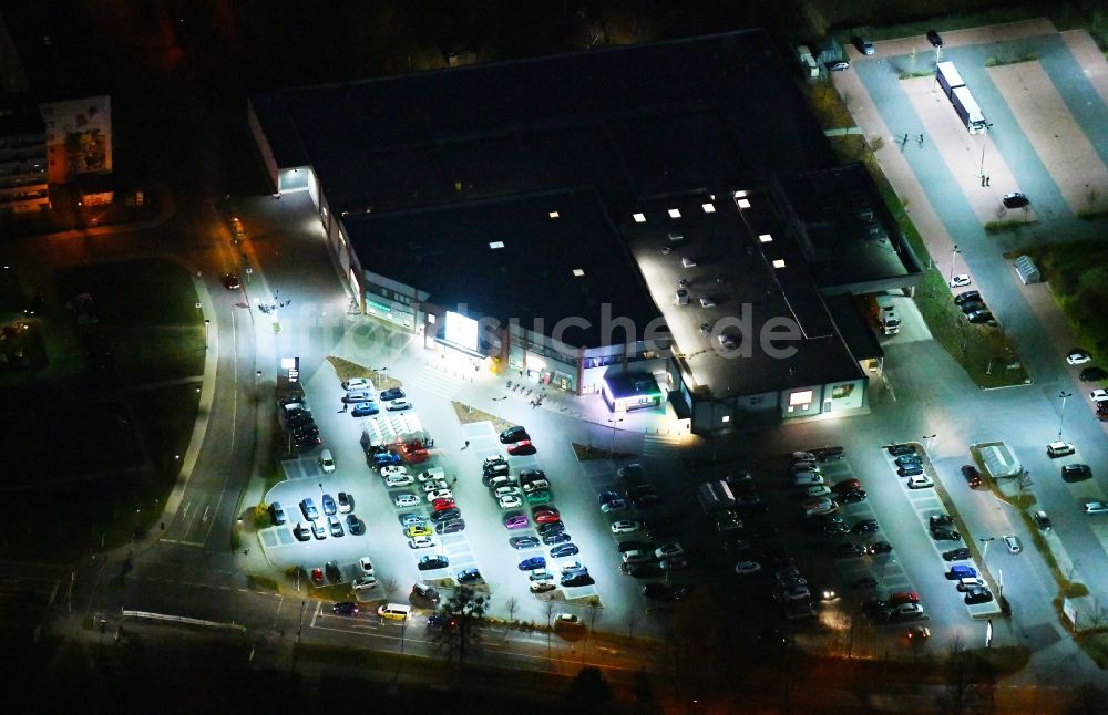 Strausberg bei Nacht von oben - Nachtluftbild Einkaufs- Zentrum mit Parkplatz an der Kreuzung Hohensteiner Chaussee - Otto-Grotewohl-Ring in Strausberg im Bundesland Brandenburg, Deutschland
