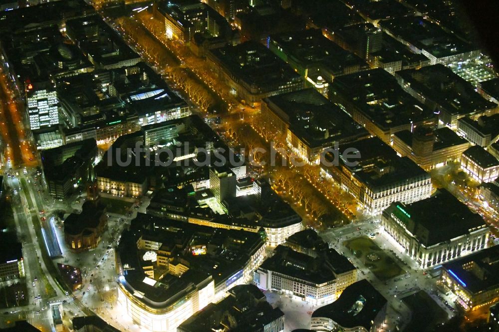 Nachtluftbild Düsseldorf - Nachtluftbild Einkaufs- Zentrum Peek & Cloppenburg und Boulevard Königsallee in Düsseldorf im Bundesland Nordrhein-Westfalen, Deutschland
