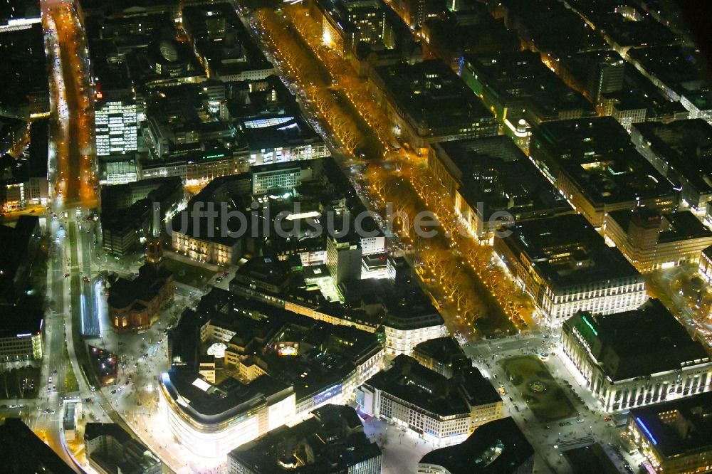 Nacht-Luftaufnahme Düsseldorf - Nachtluftbild Einkaufs- Zentrum Peek & Cloppenburg und Boulevard Königsallee in Düsseldorf im Bundesland Nordrhein-Westfalen, Deutschland