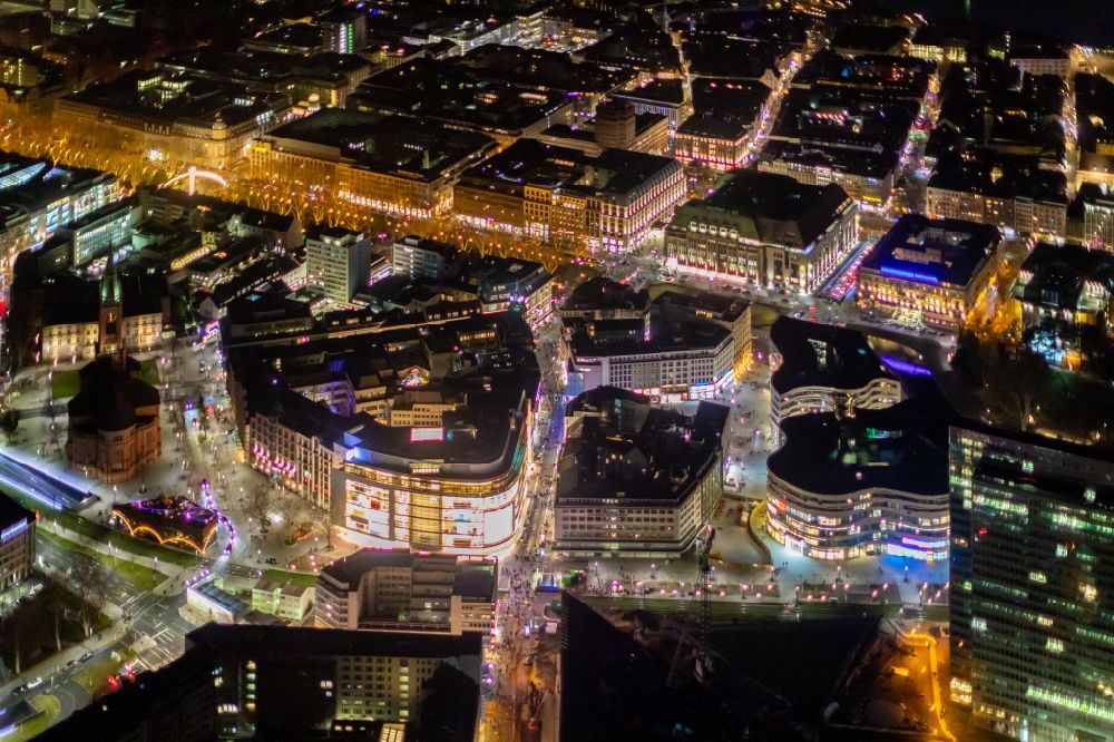 Nacht-Luftaufnahme Düsseldorf - Nachtluftbild Einkaufs- Zentrum Peek & Cloppenburg und Boulevard Königsallee in Düsseldorf im Bundesland Nordrhein-Westfalen, Deutschland