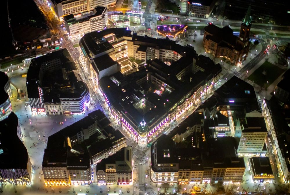 Düsseldorf bei Nacht aus der Vogelperspektive: Nachtluftbild Einkaufs- Zentrum Peek & Cloppenburg und Boulevard Königsallee in Düsseldorf im Bundesland Nordrhein-Westfalen, Deutschland