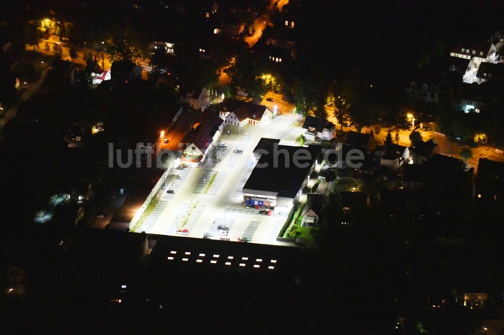 Nacht-Luftaufnahme Potsdam - Nachtluftbild Einkaufs- Zentrum an der Potsdamer Straße im Ortsteil Bornstedt in Potsdam im Bundesland Brandenburg, Deutschland
