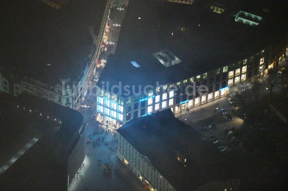 Leipzig bei Nacht aus der Vogelperspektive: Nachtluftbild Einkaufs- Zentrum Primark im Zentrum in Leipzig im Bundesland Sachsen, Deutschland