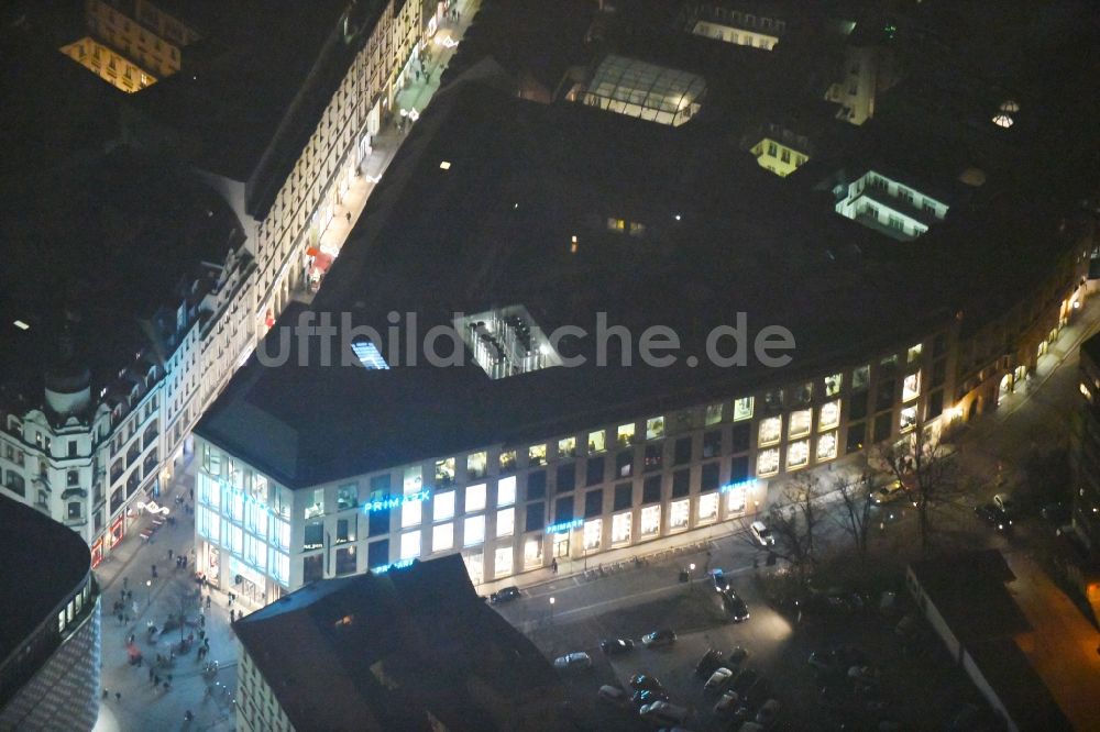 Nacht-Luftaufnahme Leipzig - Nachtluftbild Einkaufs- Zentrum Primark im Zentrum in Leipzig im Bundesland Sachsen, Deutschland