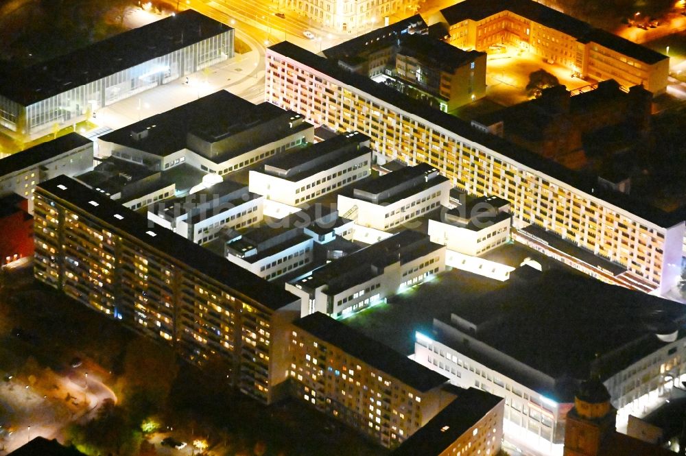 Nacht-Luftaufnahme Dessau - Nachtluftbild Einkaufs- Zentrum Rathaus-Center in Dessau-Roßlau im Bundesland Sachsen-Anhalt, Deutschland