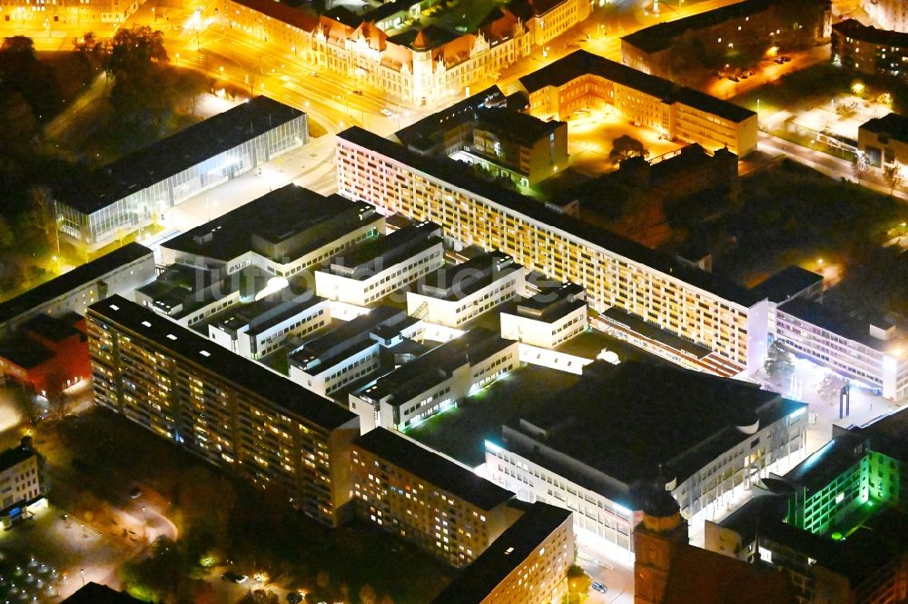 Dessau bei Nacht von oben - Nachtluftbild Einkaufs- Zentrum Rathaus-Center in Dessau-Roßlau im Bundesland Sachsen-Anhalt, Deutschland