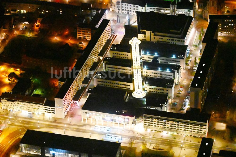 Dessau bei Nacht aus der Vogelperspektive: Nachtluftbild Einkaufs- Zentrum Rathaus-Center in Dessau-Roßlau im Bundesland Sachsen-Anhalt, Deutschland