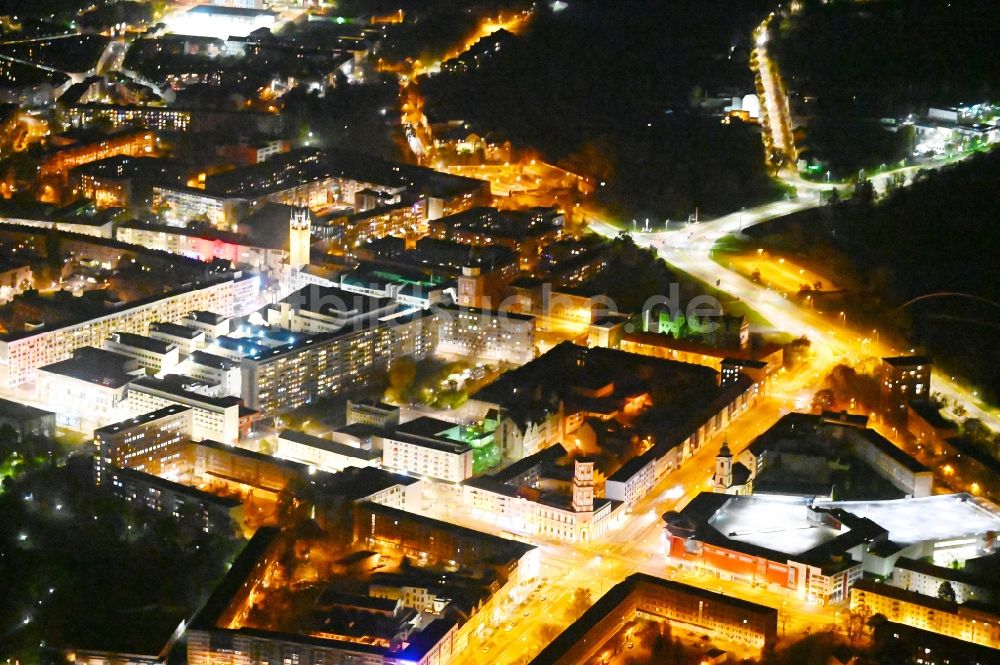 Nachtluftbild Dessau - Nachtluftbild Einkaufs- Zentrum Rathaus-Center in Dessau-Roßlau im Bundesland Sachsen-Anhalt, Deutschland