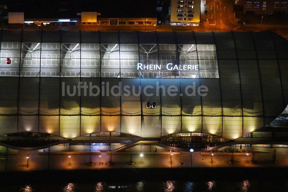 Nacht-Luftaufnahme Ludwigshafen am Rhein - Nachtluftbild Einkaufs- Zentrum Rhein-Galerie am Rheinufer in Ludwigshafen am Rhein im Bundesland Rheinland-Pfalz, Deutschland
