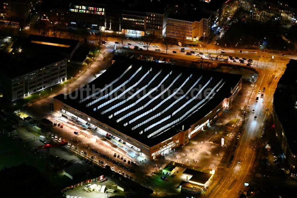Hamburg bei Nacht von oben - Nachtluftbild Einkaufs- Zentrum der Rindermarkthalle St. Pauli Neuer Kamp im Ortsteil Sankt Pauli in Hamburg, Deutschland
