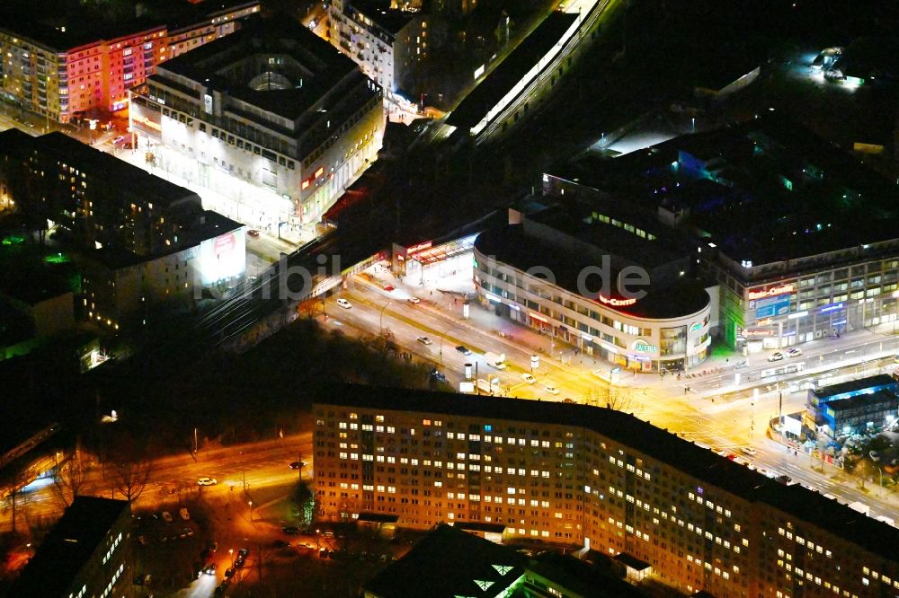 Berlin bei Nacht aus der Vogelperspektive: Nachtluftbild Einkaufs- Zentrum Ring Center 2 in Lichtenberg in Berlin, Deutschland
