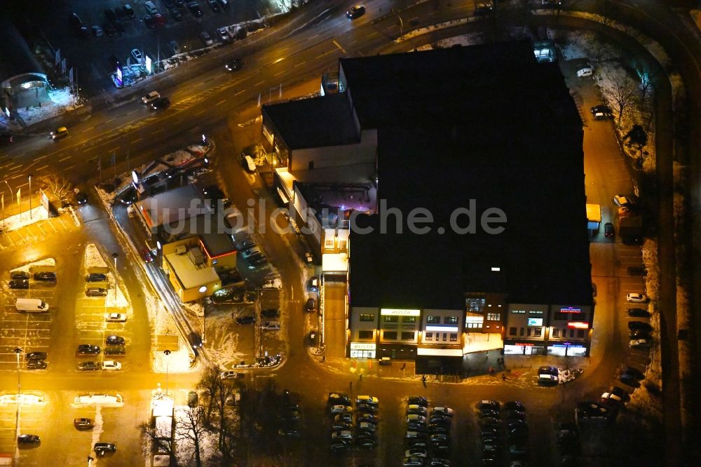 Nacht-Luftaufnahme Lübeck - Nachtluftbild Einkaufs- Zentrum der Rusta Retail GmbH in Lübeck im Bundesland Schleswig-Holstein, Deutschland