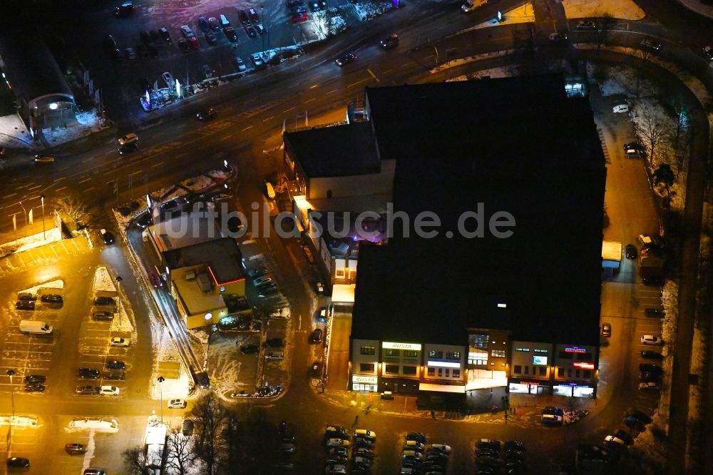 Lübeck bei Nacht von oben - Nachtluftbild Einkaufs- Zentrum der Rusta Retail GmbH in Lübeck im Bundesland Schleswig-Holstein, Deutschland