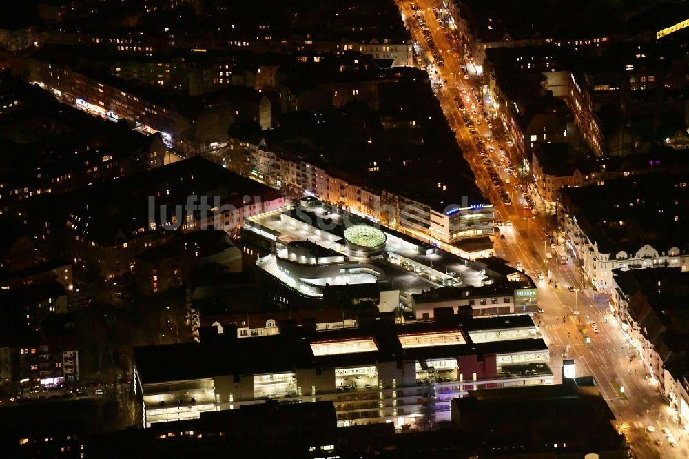 Berlin bei Nacht von oben - Nachtluftbild Einkaufs- Zentrum Schloss-Strassen-Center Berlin im Ortsteil Friedenau in Berlin, Deutschland