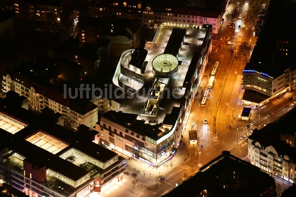 Nacht-Luftaufnahme Berlin - Nachtluftbild Einkaufs- Zentrum Schloss-Strassen-Center Berlin im Ortsteil Friedenau in Berlin, Deutschland
