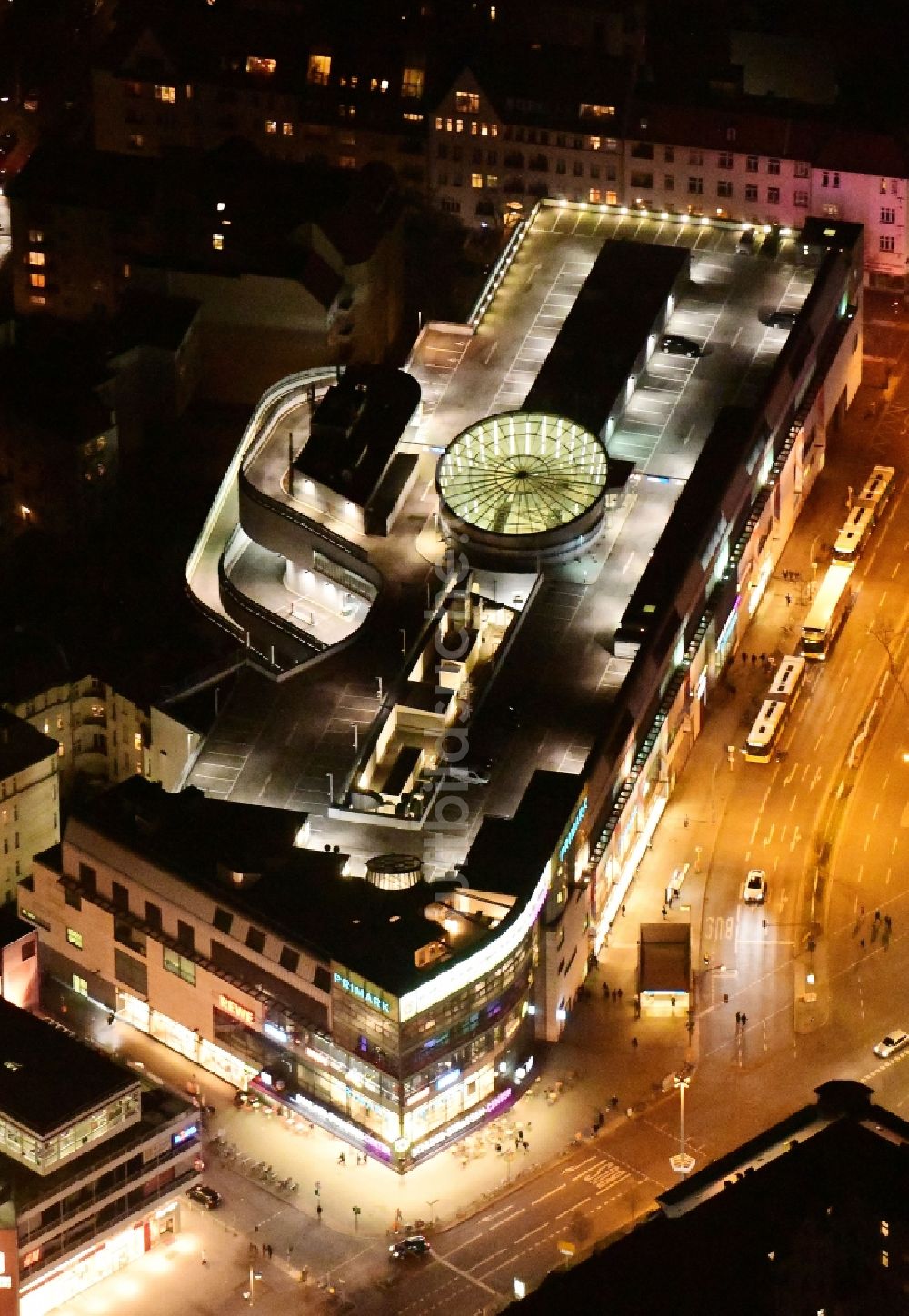 Berlin bei Nacht von oben - Nachtluftbild Einkaufs- Zentrum Schloss-Strassen-Center Berlin im Ortsteil Friedenau in Berlin, Deutschland