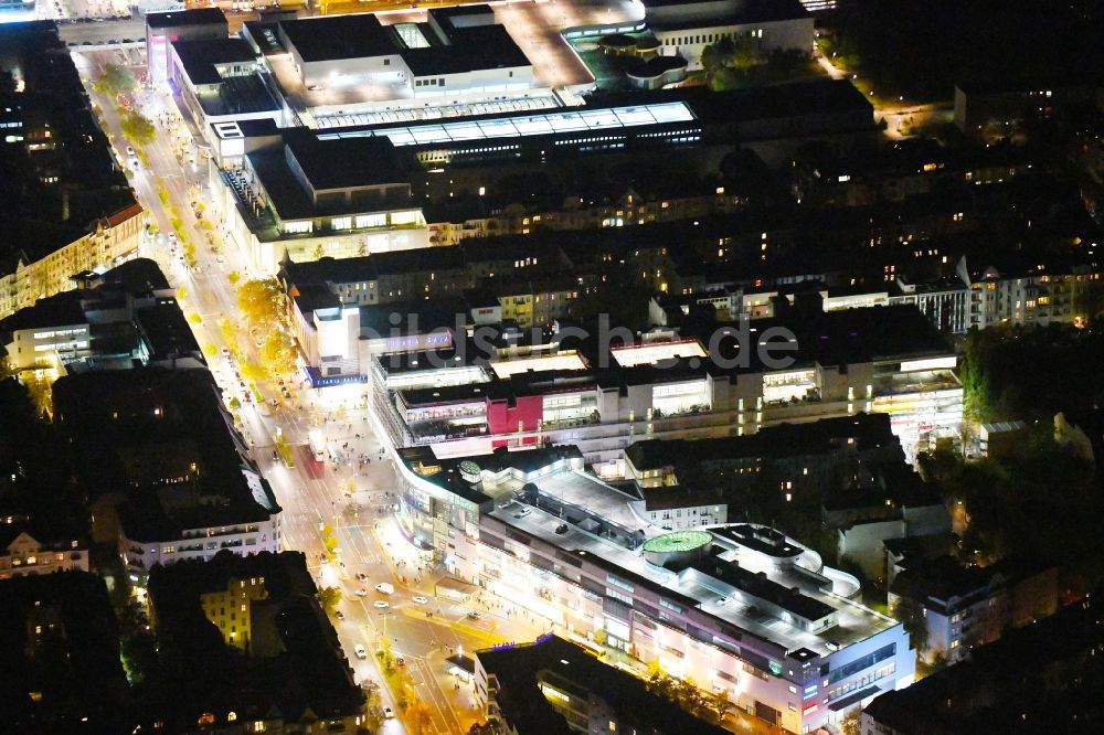Berlin bei Nacht aus der Vogelperspektive: Nachtluftbild Einkaufs- Zentrum Schloss-Strassen-Center Berlin im Ortsteil Friedenau in Berlin, Deutschland