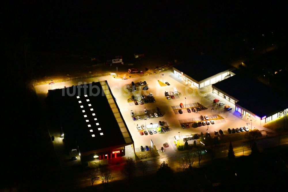 Nacht-Luftaufnahme Hohen Neuendorf - Nachtluftbild Einkaufs- Zentrum an der Schönfließer Straße in Hohen Neuendorf im Bundesland Brandenburg, Deutschland