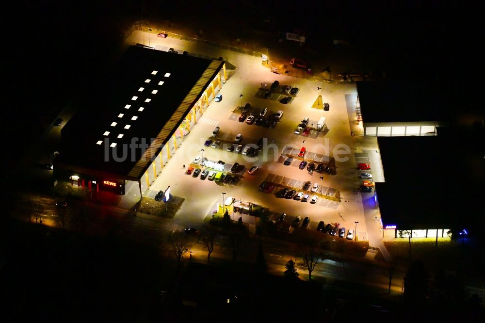 Hohen Neuendorf bei Nacht von oben - Nachtluftbild Einkaufs- Zentrum an der Schönfließer Straße in Hohen Neuendorf im Bundesland Brandenburg, Deutschland