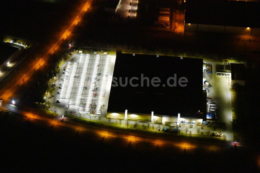 Nachtluftbild Erfurt - Nachtluftbild Einkaufs- Zentrum Selgros Großhandel Erfurt im Ortsteil Linderbach in Erfurt im Bundesland Thüringen, Deutschland