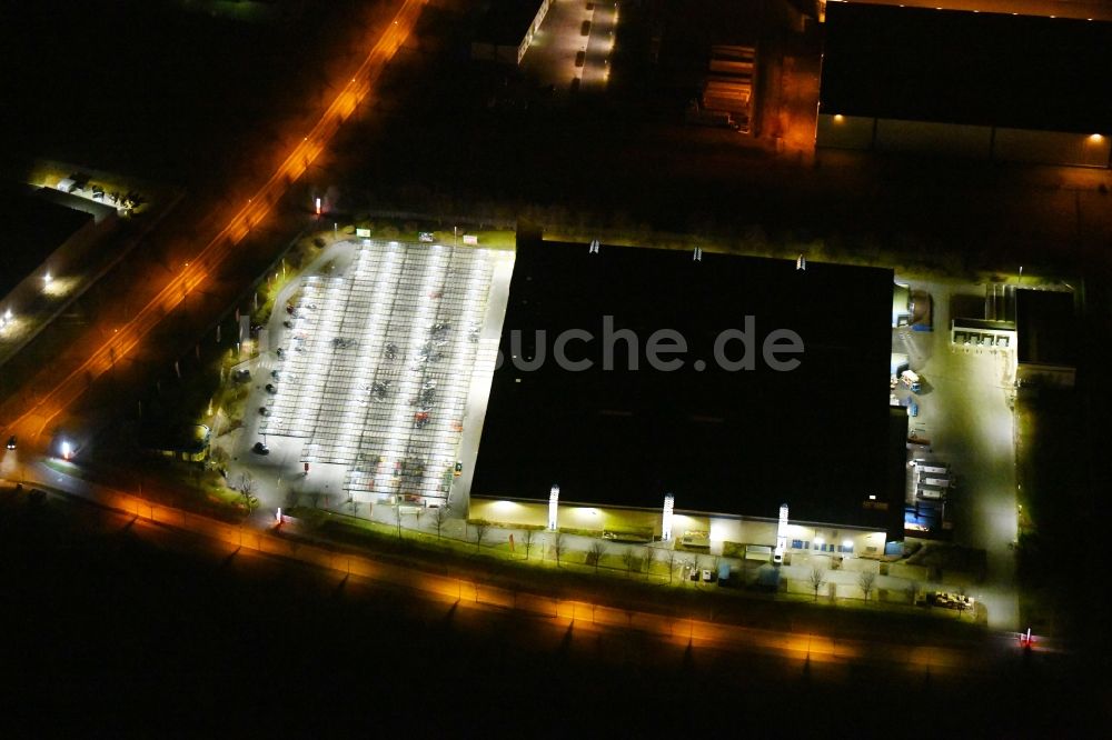 Nacht-Luftaufnahme Erfurt - Nachtluftbild Einkaufs- Zentrum Selgros Großhandel Erfurt im Ortsteil Linderbach in Erfurt im Bundesland Thüringen, Deutschland