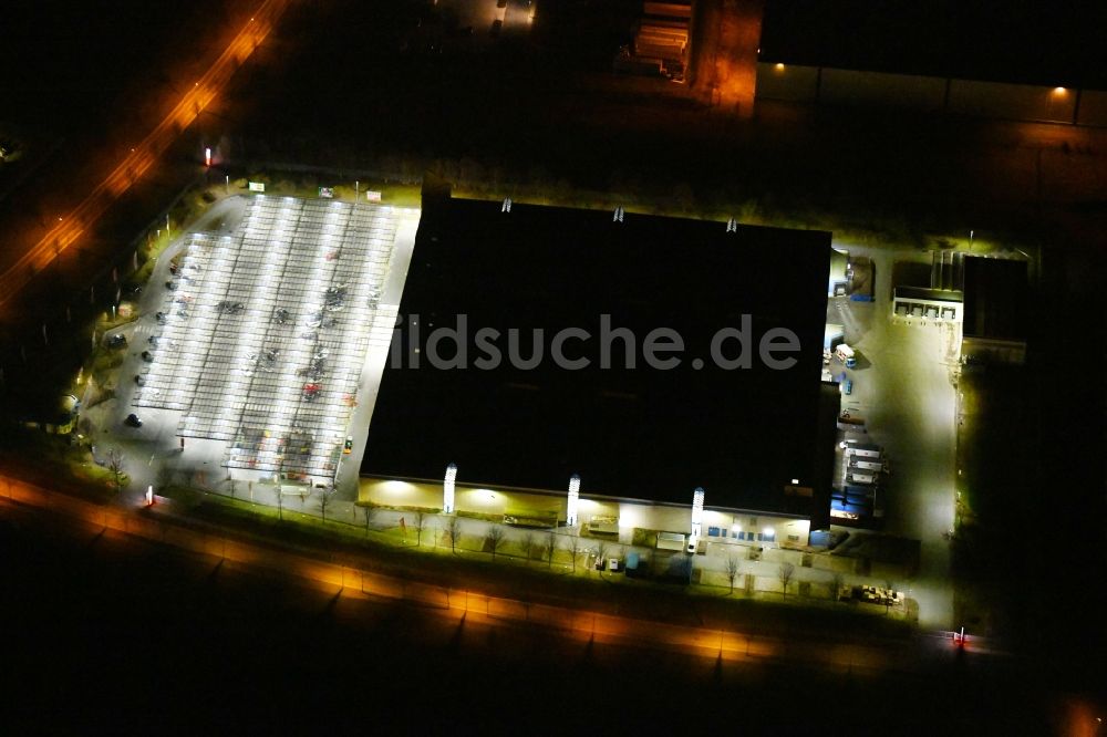 Erfurt bei Nacht von oben - Nachtluftbild Einkaufs- Zentrum Selgros Großhandel Erfurt im Ortsteil Linderbach in Erfurt im Bundesland Thüringen, Deutschland