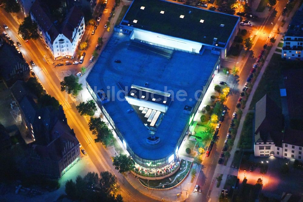 Nachtluftbild Berlin - Nachtluftbild Einkaufs- Zentrum Victoria Center im Ortsteil Rummelsburg in Berlin, Deutschland