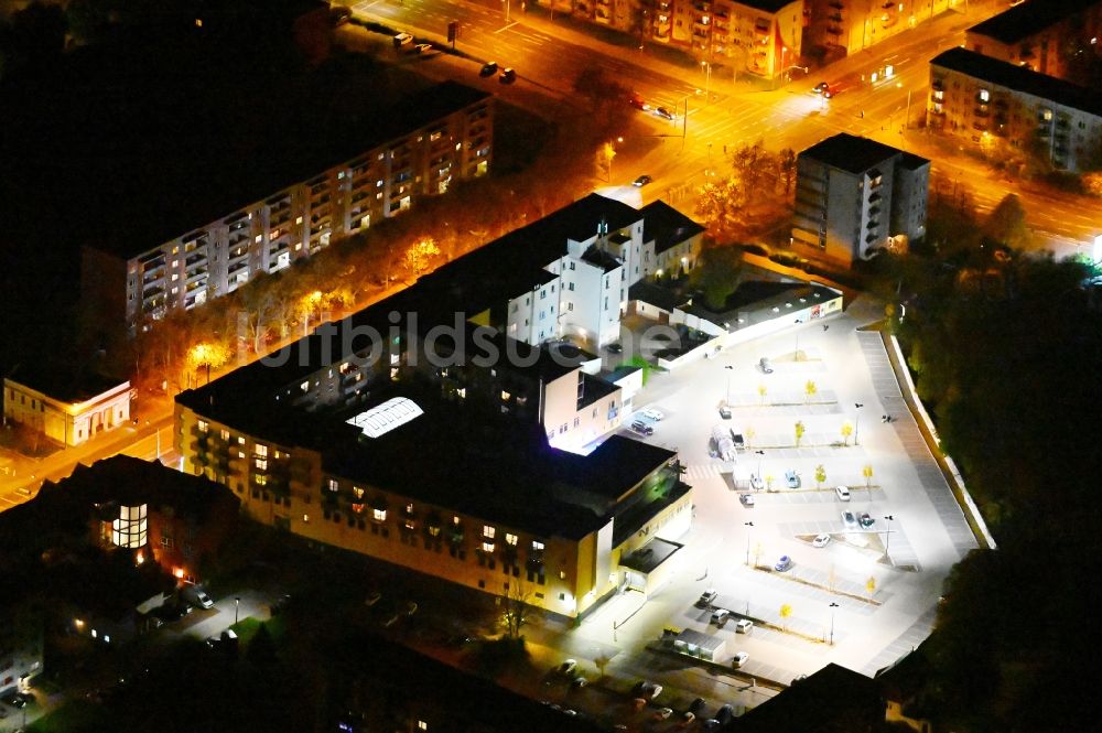 Dessau bei Nacht von oben - Nachtluftbild Einkaufs- Zentrum Wagner Passage in Dessau im Bundesland Sachsen-Anhalt, Deutschland
