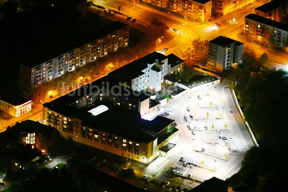 Dessau bei Nacht aus der Vogelperspektive: Nachtluftbild Einkaufs- Zentrum Wagner Passage in Dessau im Bundesland Sachsen-Anhalt, Deutschland