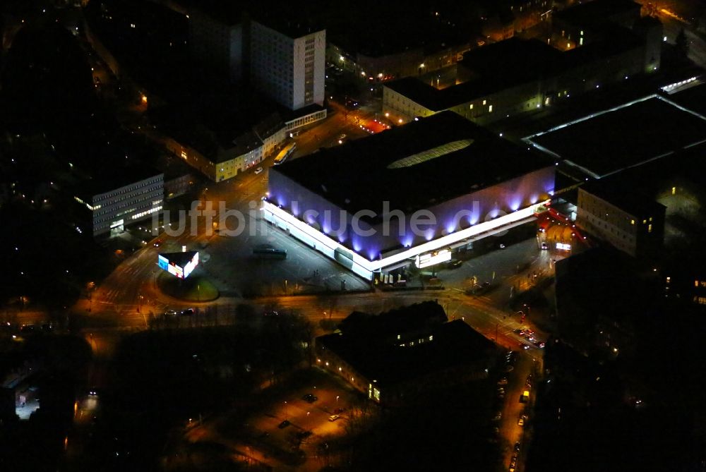 Nacht-Luftaufnahme Weimar - Nachtluftbild Einkaufs- Zentrum Weimar Atrium an der Friedensstraße in Weimar im Bundesland Thüringen, Deutschland
