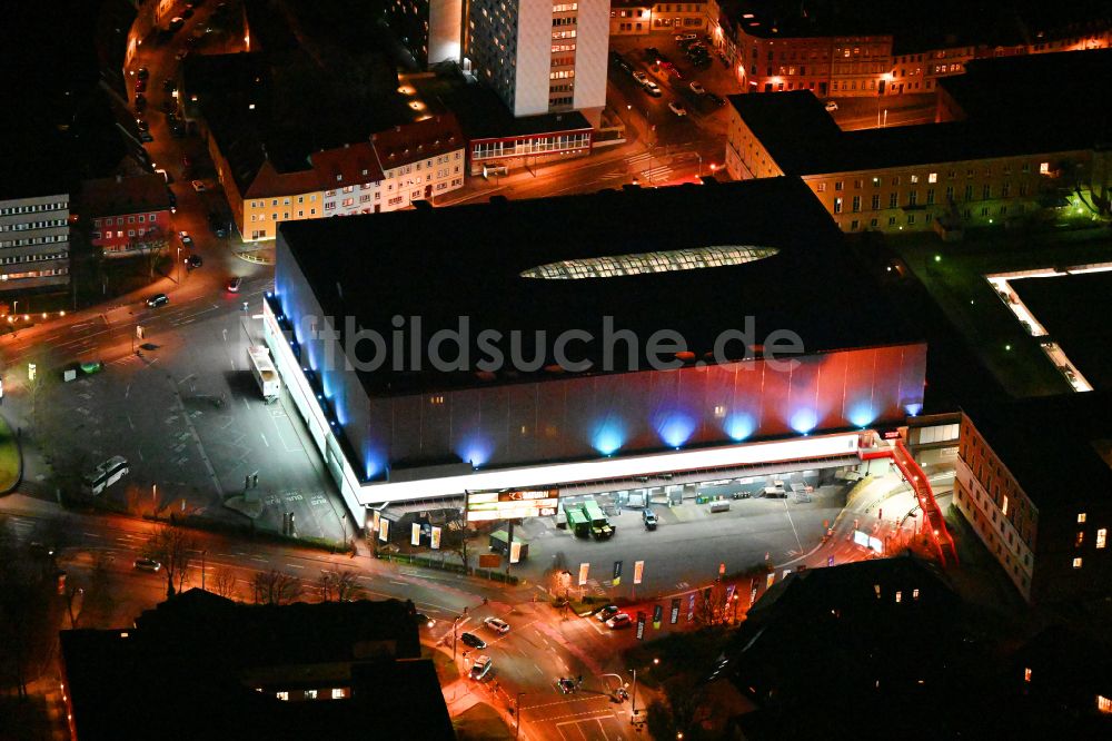 Nacht-Luftaufnahme Weimar - Nachtluftbild Einkaufs- Zentrum Weimar Atrium in Weimar im Bundesland Thüringen, Deutschland