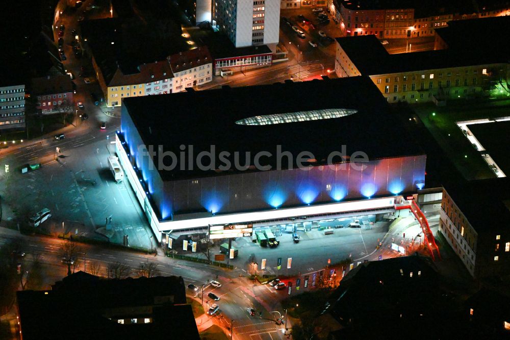 Weimar bei Nacht von oben - Nachtluftbild Einkaufs- Zentrum Weimar Atrium in Weimar im Bundesland Thüringen, Deutschland