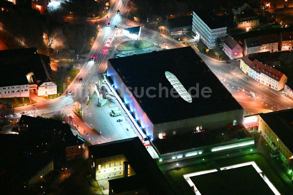 Weimar bei Nacht aus der Vogelperspektive: Nachtluftbild Einkaufs- Zentrum Weimar Atrium in Weimar im Bundesland Thüringen, Deutschland