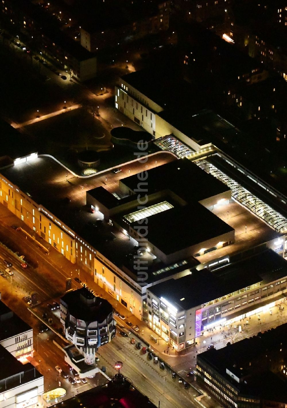 Berlin bei Nacht aus der Vogelperspektive: Nachtluftbild Einkaufszentrum Boulevard Berlin Steglitz