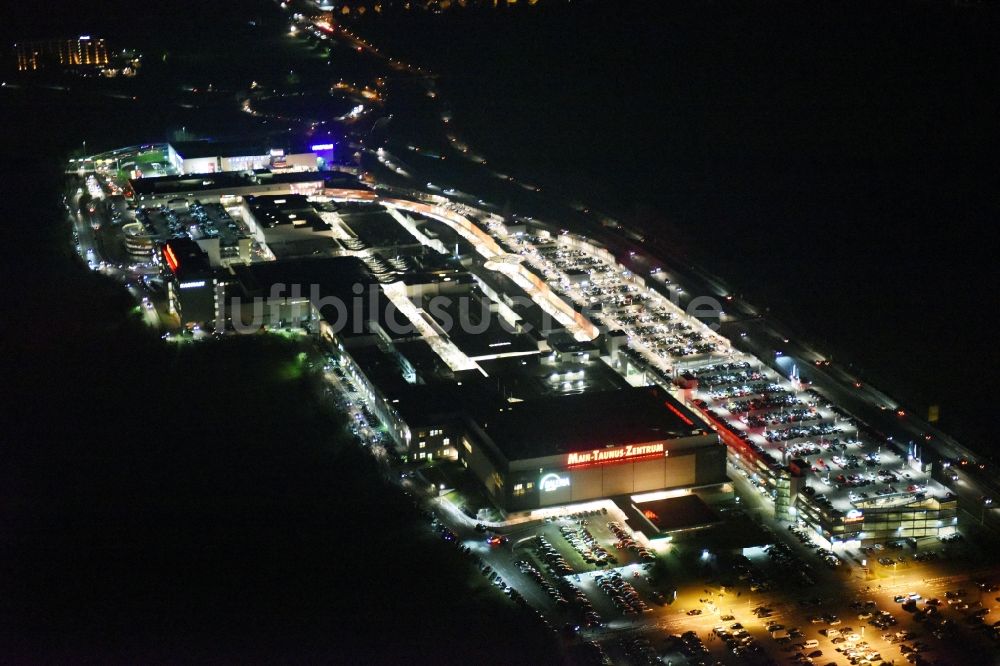 Sulzbach (Taunus) bei Nacht von oben - Nachtluftbild Einkaufszentrum Main-Taunus-Zentrum in Sulzbach / Hessen
