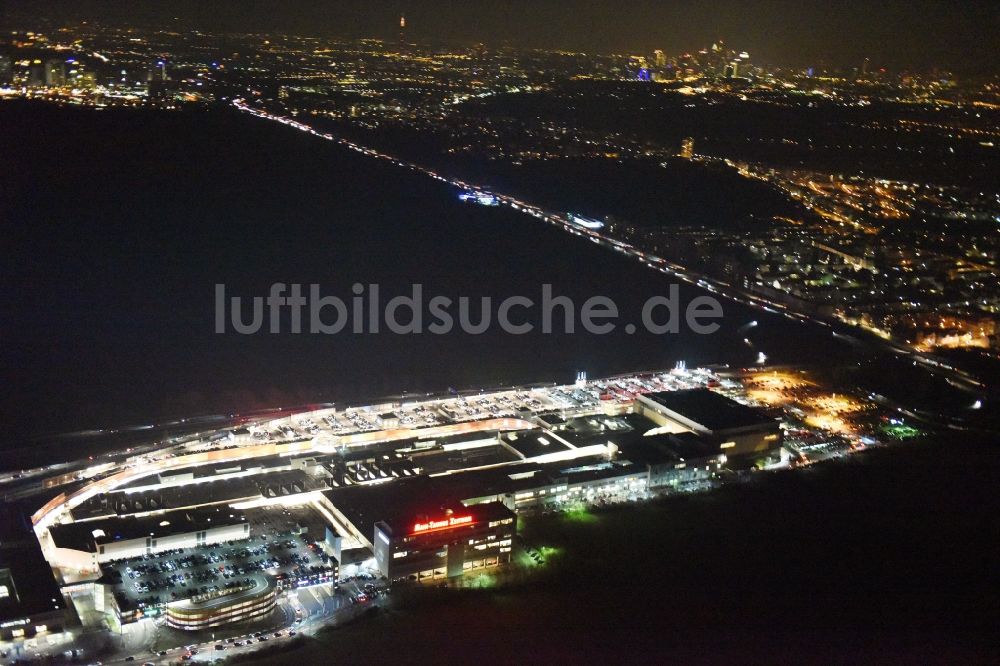 Sulzbach (Taunus) bei Nacht aus der Vogelperspektive: Nachtluftbild Einkaufszentrum Main-Taunus-Zentrum in Sulzbach / Hessen