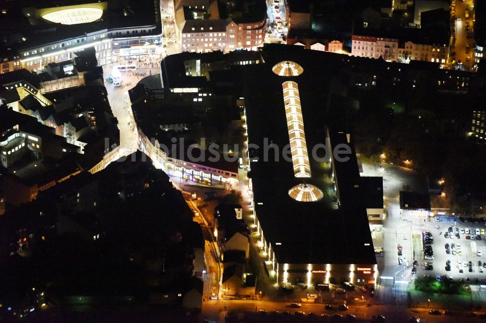 Nacht-Luftaufnahme Schwerin - Nachtluftbild Einkaufszentrum Schlosspark-Center der ECE Gruppe in Schwerin in Mecklenburg-Vorpommern