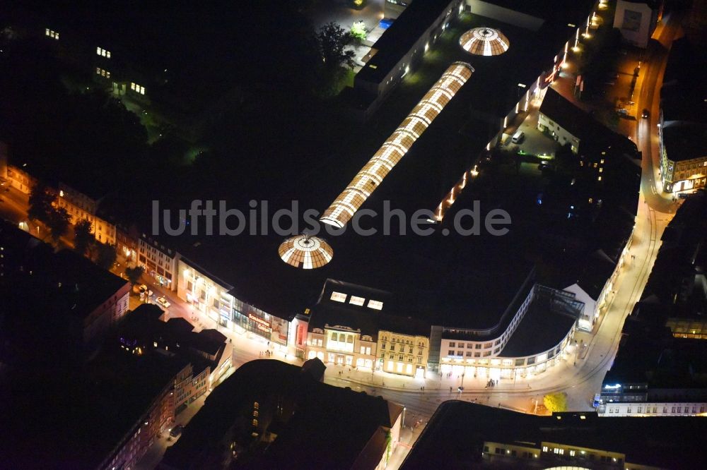Nacht-Luftaufnahme Schwerin - Nachtluftbild Einkaufszentrum Schlosspark-Center der ECE Gruppe in Schwerin in Mecklenburg-Vorpommern
