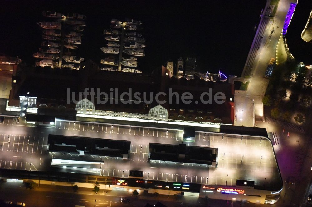 Nacht-Luftaufnahme Berlin - Nachtluftbild Einkaufszentrum Tempelhofer Hafen im Bezirk Tempelhof in Berlin