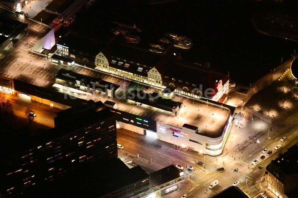 Nacht-Luftaufnahme Berlin - Nachtluftbild Einkaufszentrum Tempelhofer Hafen am Tempelhofer Damm in Berlin