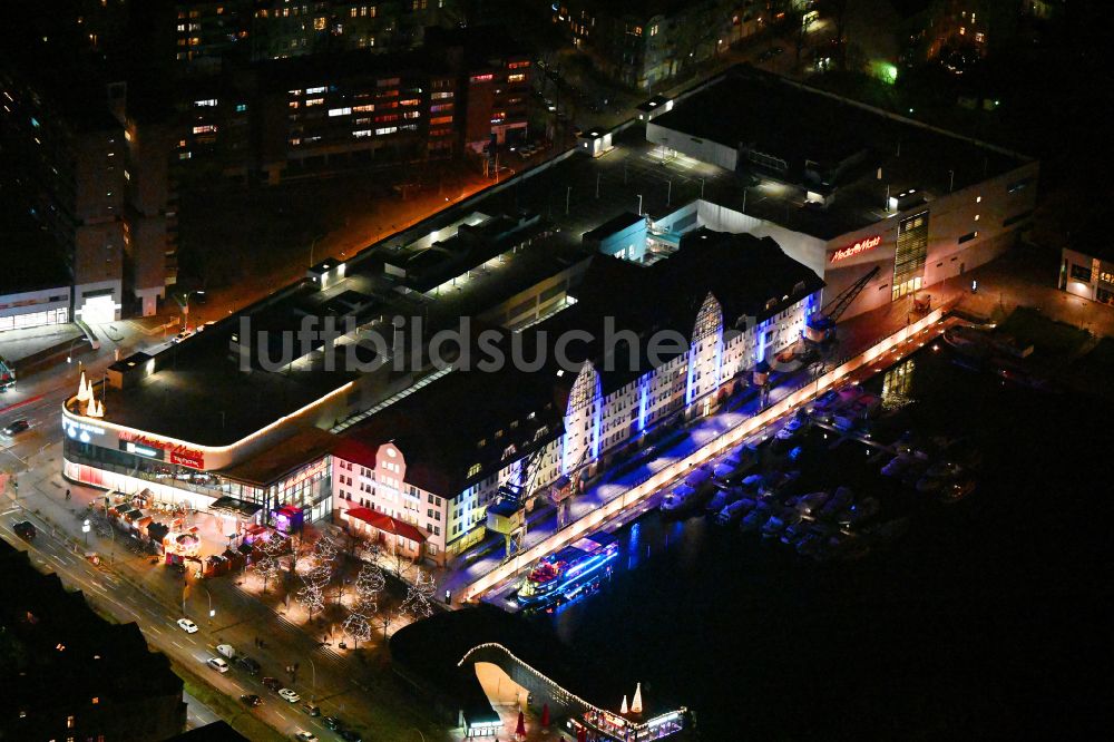 Berlin bei Nacht von oben - Nachtluftbild Einkaufszentrum Tempelhofer Hafen am Tempelhofer Damm in Berlin