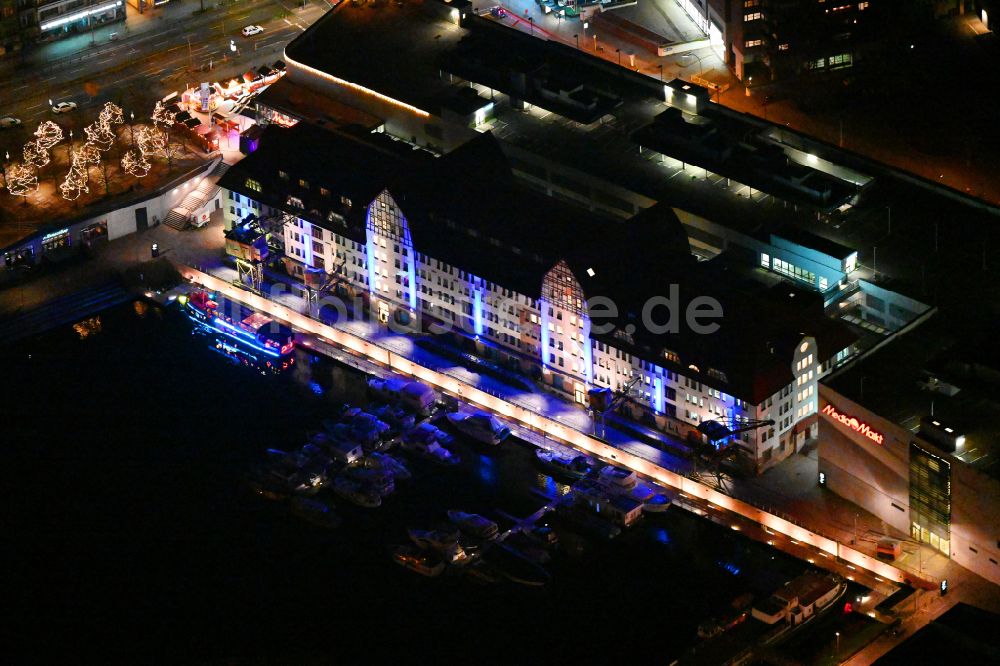 Nachtluftbild Berlin - Nachtluftbild Einkaufszentrum Tempelhofer Hafen am Tempelhofer Damm in Berlin