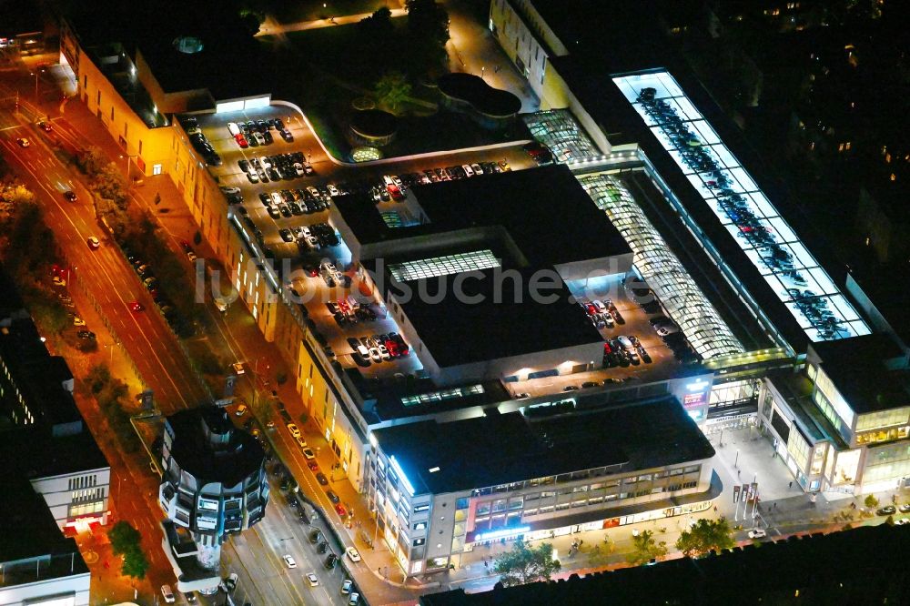 Berlin bei Nacht aus der Vogelperspektive: Nachtluftbild Einkaufszentrums Boulevard Berlin Steglitz