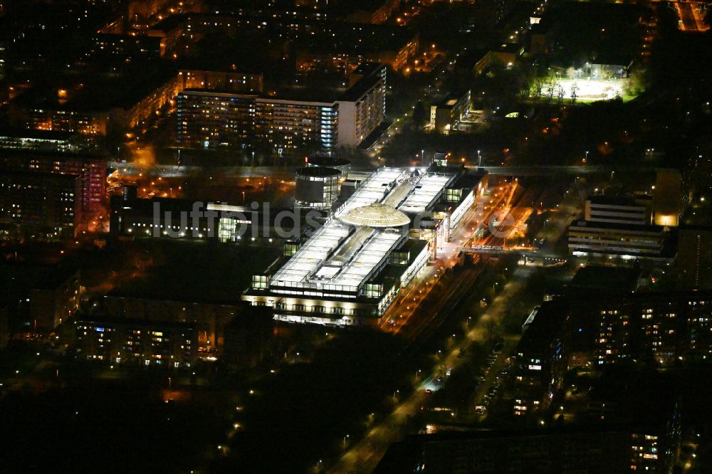 Nacht-Luftaufnahme Leipzig - Nachtluftbild Einkaufzentrum Allee-Center im Ortsteil Grünau in Leipzig im Bundesland Sachsen, Deutschland