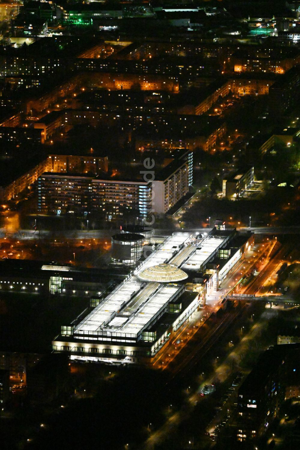 Leipzig bei Nacht von oben - Nachtluftbild Einkaufzentrum Allee-Center im Ortsteil Grünau in Leipzig im Bundesland Sachsen, Deutschland