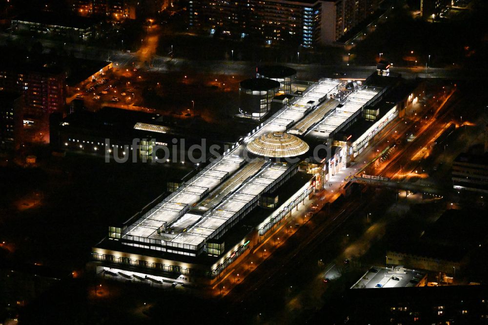 Nacht-Luftaufnahme Leipzig - Nachtluftbild Einkaufzentrum Allee-Center im Ortsteil Grünau in Leipzig im Bundesland Sachsen, Deutschland