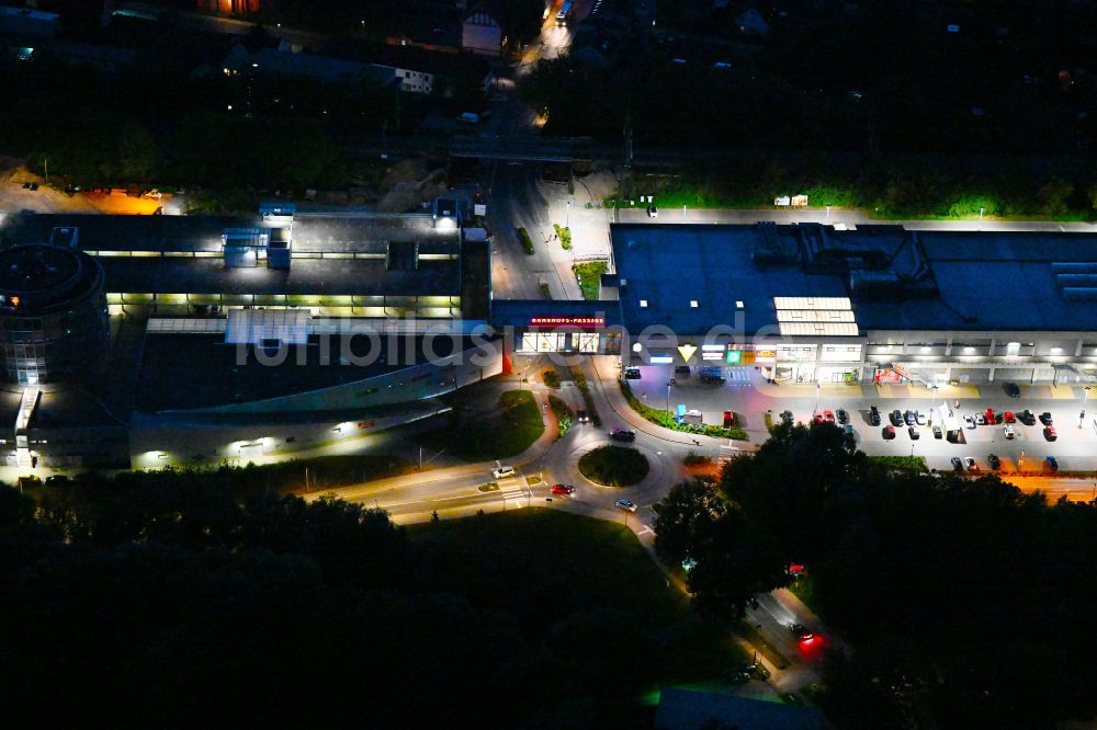 Nachtluftbild Bernau - Nachtluftbild Einkaufzentrum Bahnhofs-Passage Bernau in Bernau im Bundesland Brandenburg, Deutschland