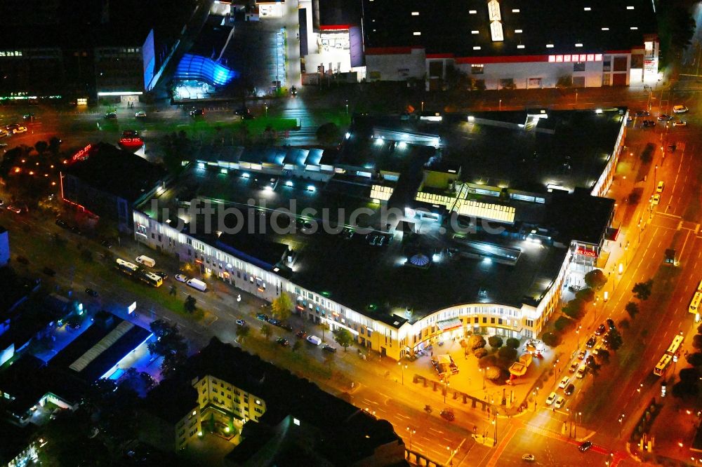 Nacht-Luftaufnahme Berlin - Nachtluftbild Einkaufzentrum Der Clou in Berlin, Deutschland